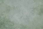 Papier peint effet béton ciré vert sauge : vue du motif, béton ciré vert sauge aux nuances douces et nuageuses