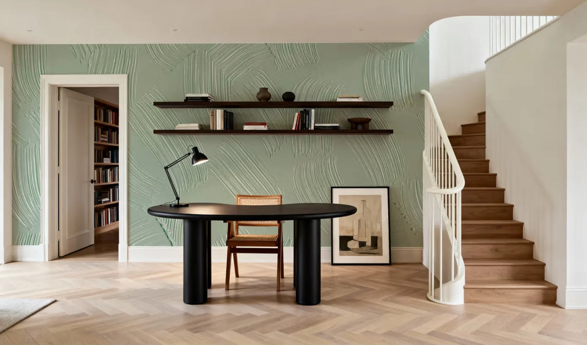 Papier peint effet plâtre peigné vert sauge : effet plâtre peigné vert sauge derrière un bureau, près d'un escalier