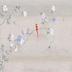 Papier peint panoramique Chinoiserie pivoines et oiseau grège : vue du motif, longues branches de pivoines mauves, bleues et blanches, oiseau de paradis rouge sur fond grège