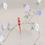 Papier peint panoramique Chinoiserie pivoines et oiseau grège : détail du motif, oiseau rouge à longue queue posé sur une branche de pivoines