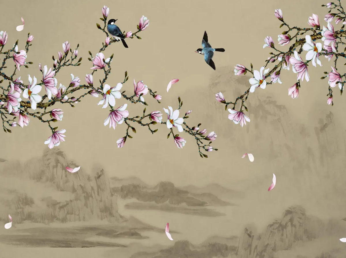 Papier peint panoramique Chinoiserie magnolias fond kaki : vue à plat, branches de magnolia roses, oiseaux et montagnes estompées sur un fond kaki doré