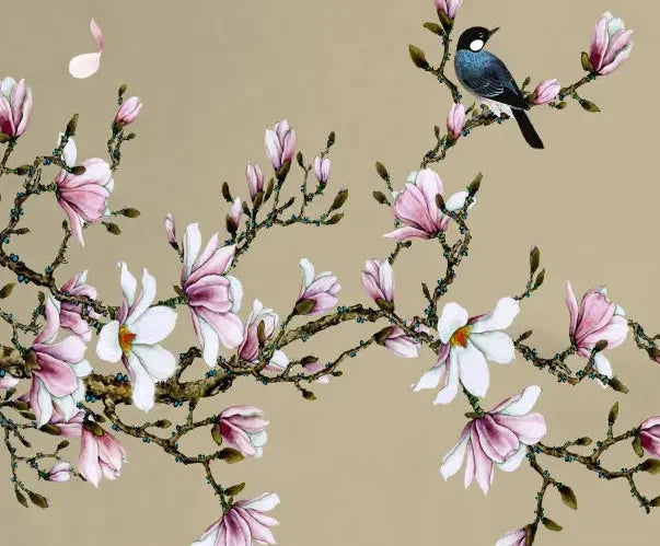 Papier peint panoramique Chinoiserie magnolias fond kaki : détail du motif, magnolias et oiseaux sur la branche