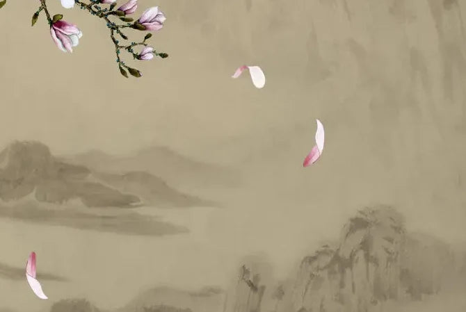 Papier peint panoramique Chinoiserie magnolias fond kaki : détail du motif, montagnes estompées et pétales