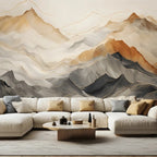 Papier peint panoramique Montagnes aquarelle ocre et ardoise : crêtes de montagnes superposées en ocre, gris ardoise et crème, derrière un grand canapé d'angle