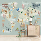 Papier peint panoramique Carte du monde douce : carte du monde illustrée d'animaux sur fond vert d'eau, posé dans une chambre d'enfant