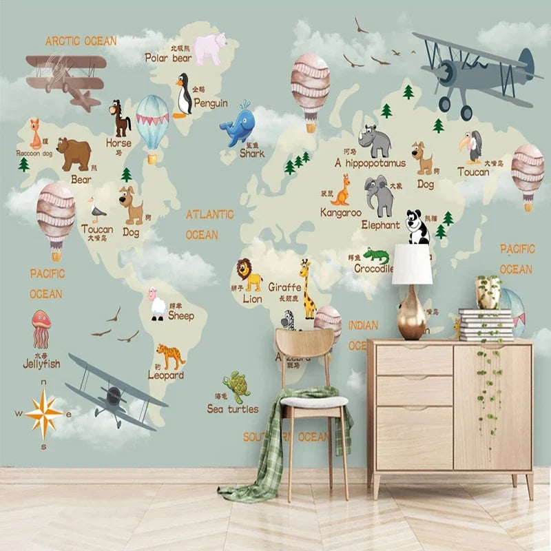 Papier peint panoramique Carte du monde douce : carte du monde illustrée d'animaux sur fond vert d'eau, posé dans une chambre d'enfant
