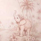 Papier peint panoramique Éléphant et montgolfière rose poudré : détail du motif, éléphanteau fleuri parmi les palmiers
