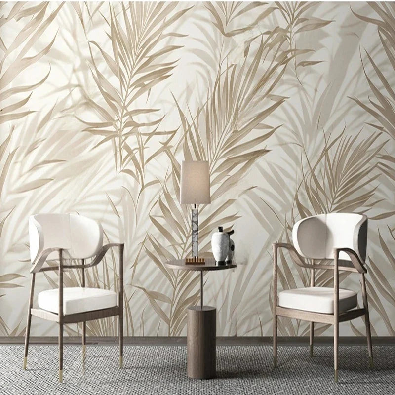 Papier peint panoramique Palmes grège peintes : palmes beige grège et taupe sur fond crème, posé dans un coin salon
