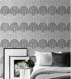 Papier peint panoramique Écailles grises à lignes fines : écailles en fines lignes blanches sur fond gris, posé dans une chambre