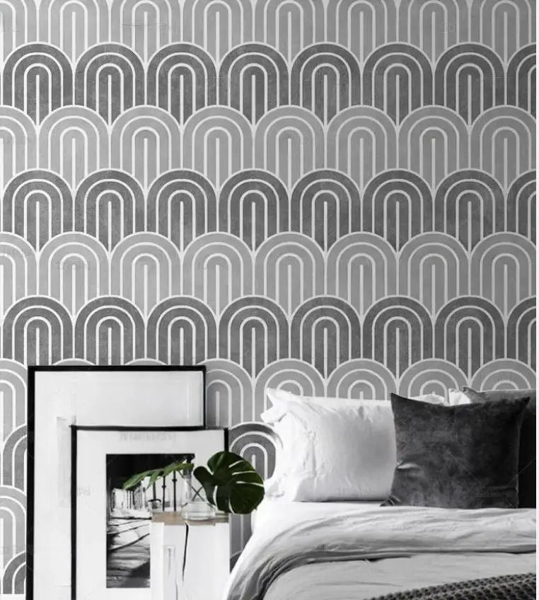 Papier peint panoramique Écailles grises à lignes fines : écailles en fines lignes blanches sur fond gris, posé dans une chambre