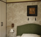 Papier peint effet palmes ton sur ton lin : effet palmes ton sur ton lin dans une chambre, tête de lit vert mousse et estampe encadrée