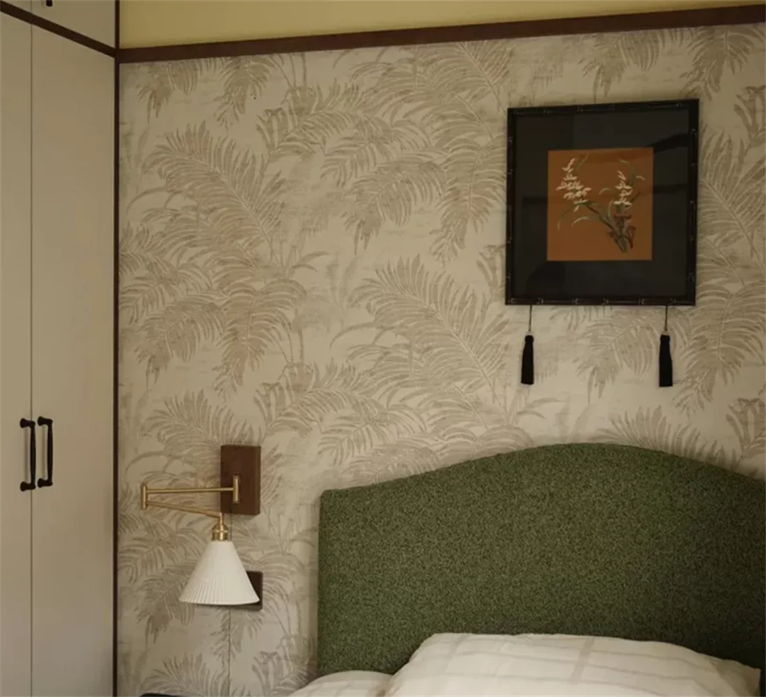 Papier peint effet palmes ton sur ton lin : effet palmes ton sur ton lin dans une chambre, tête de lit vert mousse et estampe encadrée