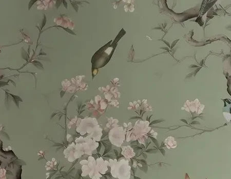 Papier peint panoramique Chinoiserie branches de pivoines vert amande : détail du motif, oiseau posé parmi les pivoines