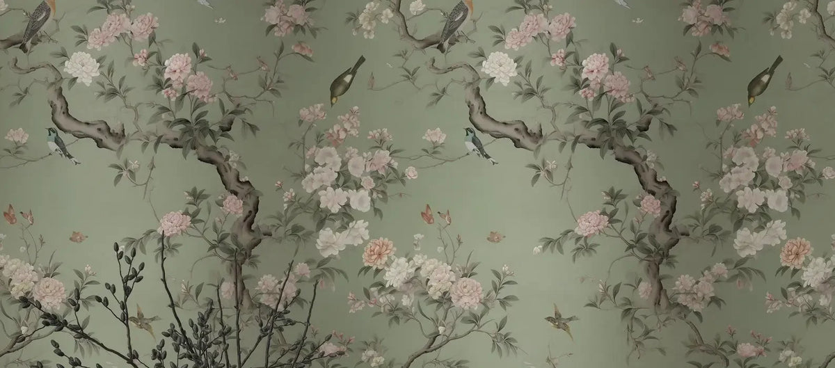 Papier peint panoramique Chinoiserie branches de pivoines vert amande : vue du motif, branches tortueuses, pivoines rose pâle et oiseaux sur fond vert amande