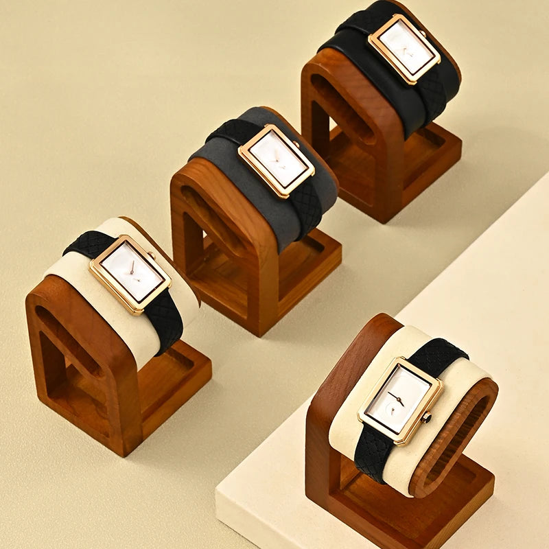 Présentoirs Carrure berceau, trois montres posées