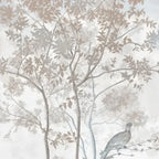 Papier peint panoramique Faisans et arbres bleu brume : détail du motif, arbres gravés et faisan perché