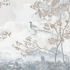 Papier peint panoramique Faisans et arbres bleu brume : détail du motif, faisan sur une branche et montagnes dans la brume