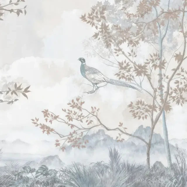 Papier peint panoramique Faisans et arbres bleu brume : détail du motif, faisan sur une branche et montagnes dans la brume