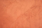Papier peint effet enduit terre cuite : vue du motif, enduit à la chaux couleur terre cuite, légèrement nuancé