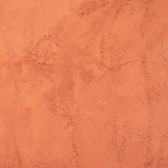 Papier peint effet enduit terre cuite : détail de la matière, reprises de truelle sur fond terre cuite