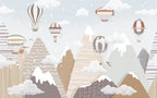 Papier peint panoramique Montgolfières et montagnes grège : vue du motif, montagnes enneigées à motifs grège et taupe, montgolfières et nuages sur ciel gris perle