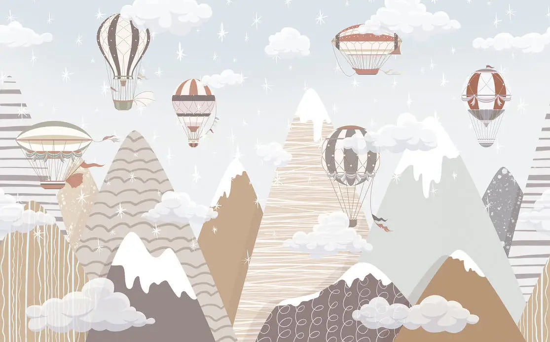 Papier peint panoramique Montgolfières et montagnes grège : vue du motif, montagnes enneigées à motifs grège et taupe, montgolfières et nuages sur ciel gris perle