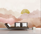 Papier peint panoramique Collines abstraites terracotta : crêtes aquarelle rose poudré et terracotta, soleil ocre, posé dans un salon