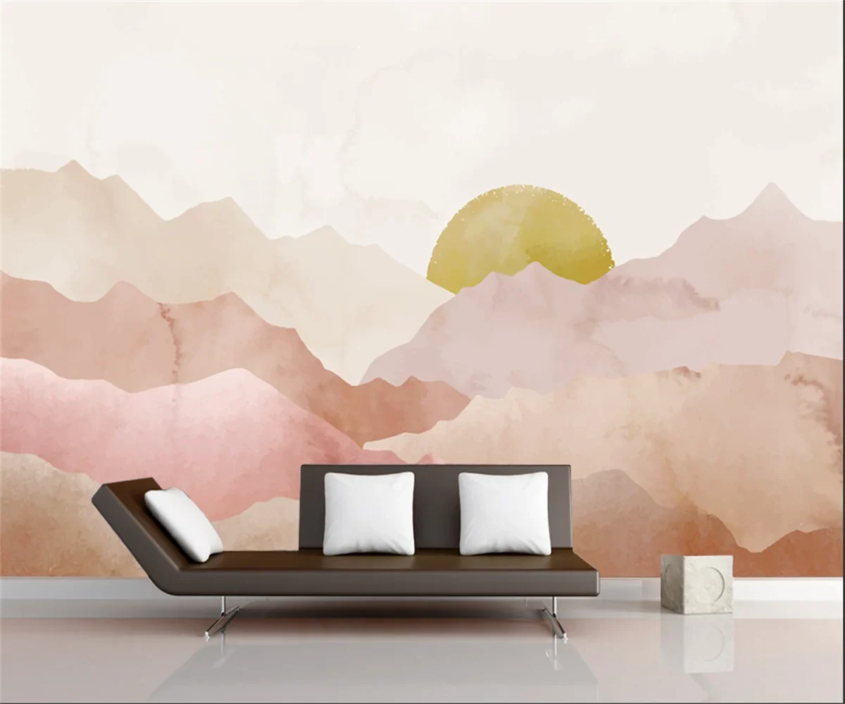 Papier peint panoramique Collines abstraites terracotta : crêtes aquarelle rose poudré et terracotta, soleil ocre, posé dans un salon