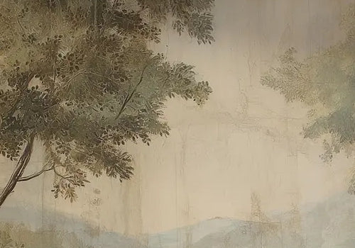 Papier peint panoramique Vallée brumeuse peinte vert-de-gris : détail du motif, feuillages peints et lointains brumeux