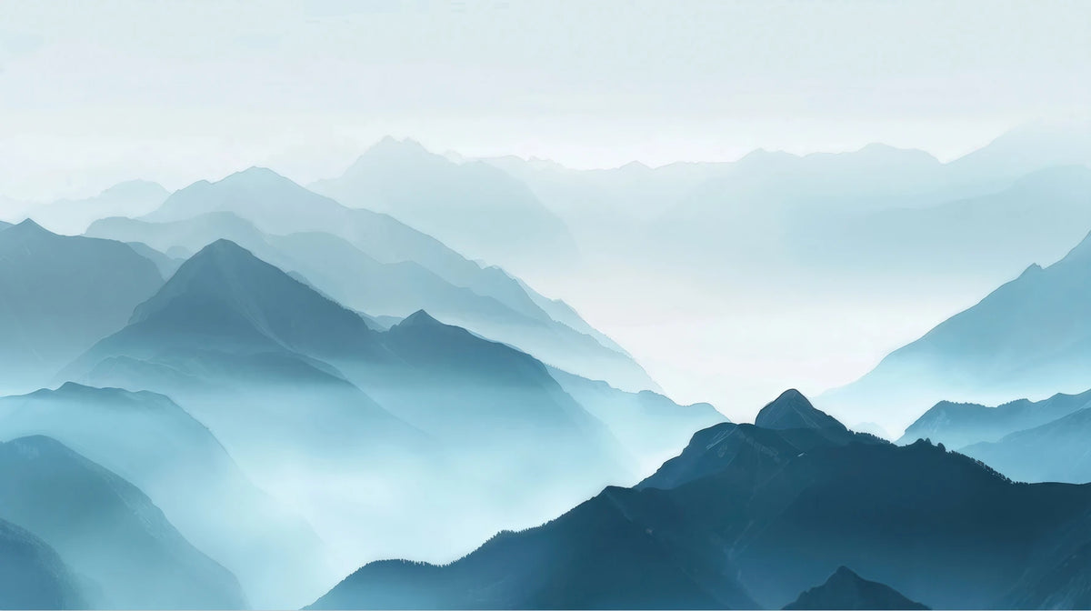 Papier peint panoramique Montagnes aquarelle bleu canard dans la brume : vue à plat, crêtes bleu canard et bleu glacier noyées dans la brume, ciel clair