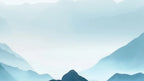 Papier peint panoramique Montagnes aquarelle bleu canard dans la brume : détail du motif, lointains bleu pâle et nappes de brume