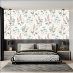Papier peint panoramique Lupins et fleurs des prés : lupins vieux rose et fleurs bleues sur fond crème, derrière un lit