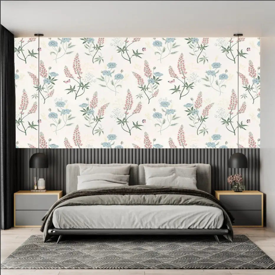 Papier peint panoramique Lupins et fleurs des prés : lupins vieux rose et fleurs bleues sur fond crème, derrière un lit