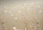 Papier peint panoramique Chinoiserie jardin fleuri sable : vue du motif, arbres fleuris, fruits orangés et petits oiseaux sur fond sable
