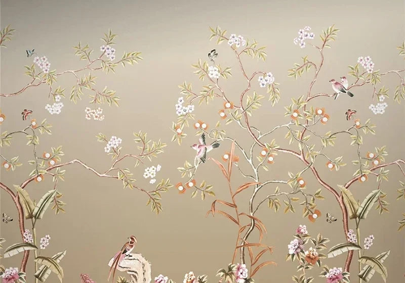 Papier peint panoramique Chinoiserie jardin fleuri sable : vue du motif, arbres fleuris, fruits orangés et petits oiseaux sur fond sable