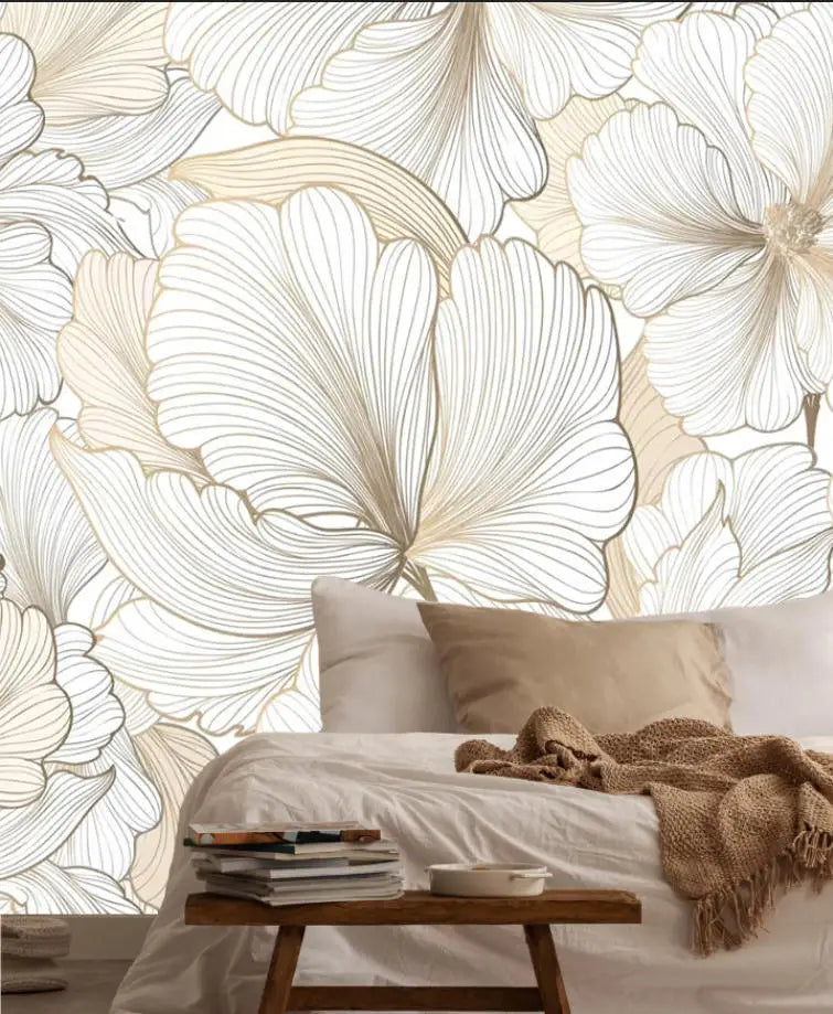 Papier peint panoramique Grandes fleurs au trait crème : grandes fleurs dessinées au trait sur fond blanc et crème derrière un lit aux coussins lin