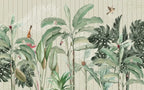 Papier peint panoramique Bananiers et oiseaux sur fond chevron : vue à plat, bananiers et feuillages vert sauge, oiseaux, sur un fond vert pâle à chevrons