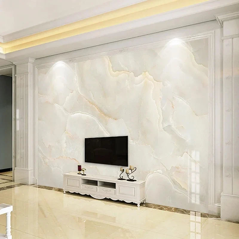 Papier peint effet marbre ivoire : effet marbre crème à veines beige, posé dans un salon