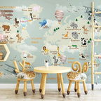 Papier peint panoramique Carte du monde douce : carte du monde illustrée d'animaux sur fond vert d'eau, posé dans une chambre d'enfant