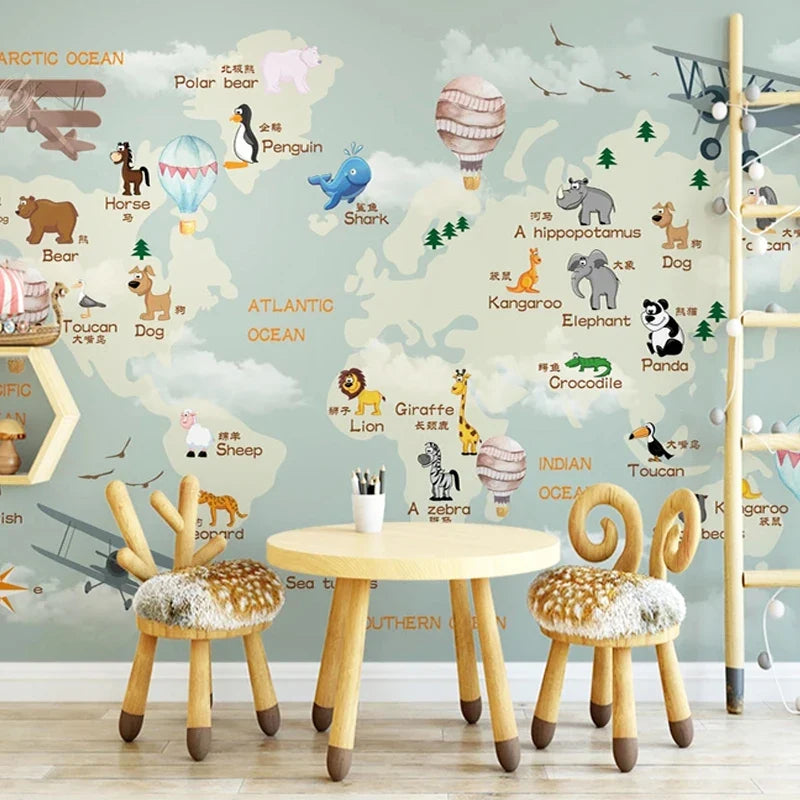 Papier peint panoramique Carte du monde douce : carte du monde illustrée d'animaux sur fond vert d'eau, posé dans une chambre d'enfant