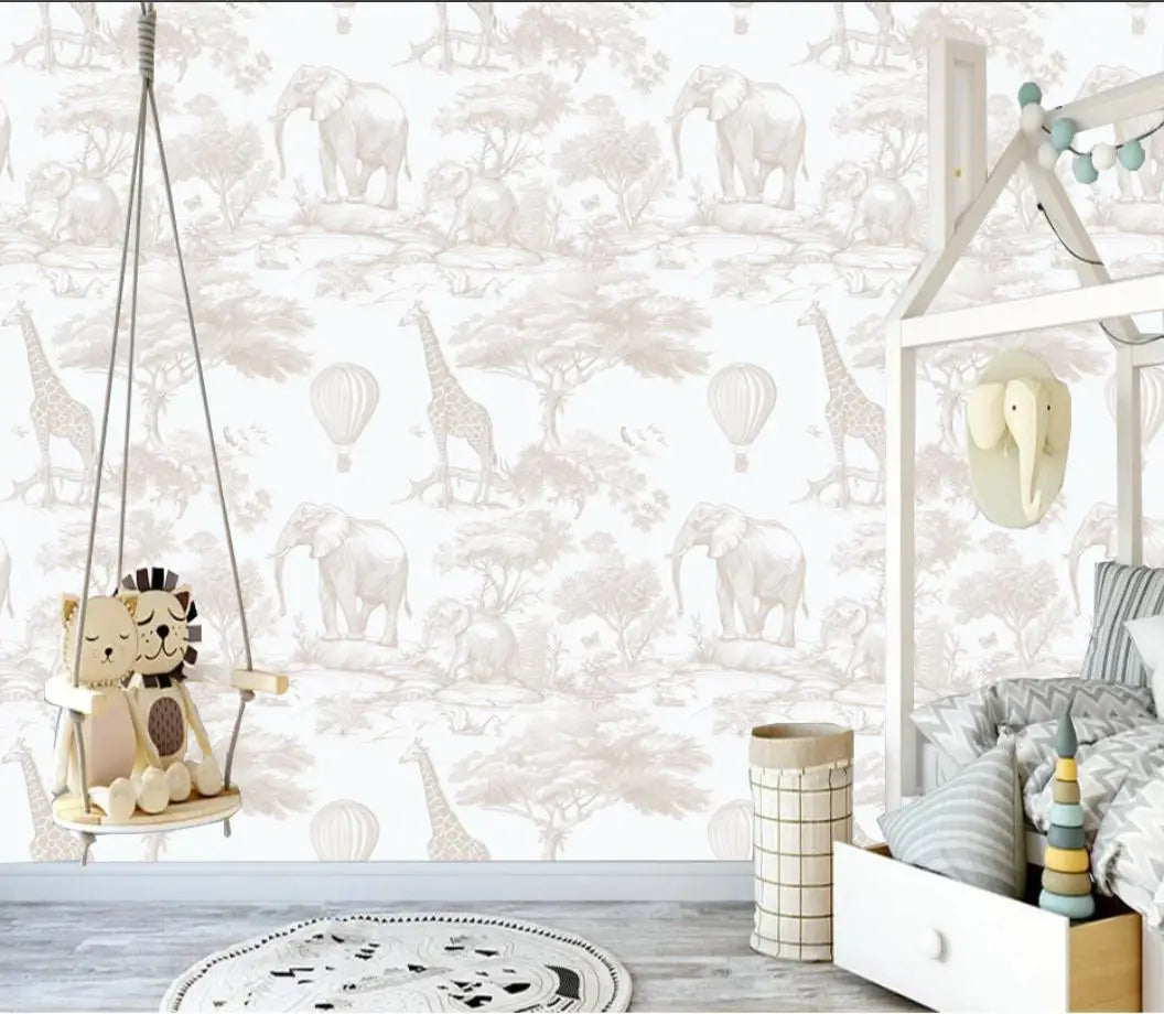 Papier peint panoramique Toile de Jouy safari beige : toile de Jouy aux éléphants, girafes, acacias et montgolfières en beige sur fond blanc, dans une chambre d'enfant