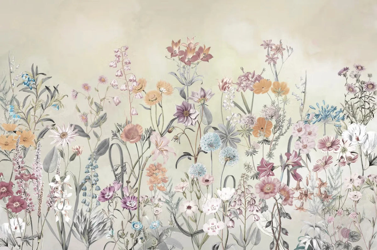 Papier peint panoramique Fleurs des champs aquarelle grège : vue du motif, prairie de fleurs des champs à l'aquarelle, tons rose fané, ocre et gris bleuté sur fond grège