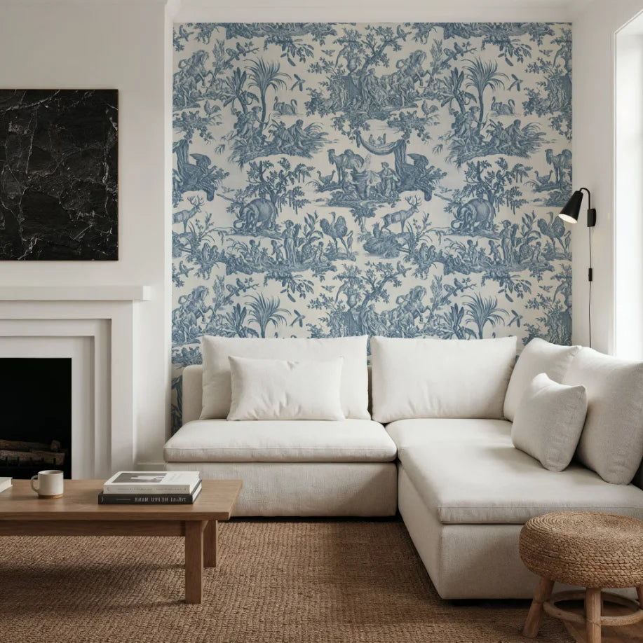 Papier peint panoramique Toile de Jouy bleu faïence : toile de Jouy bleu faïence sur fond écru, posée dans un salon