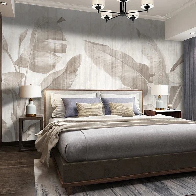 Papier peint panoramique Bananiers ivoire : feuilles de bananier ivoire et gris perle sur fond crème, posé dans une chambre