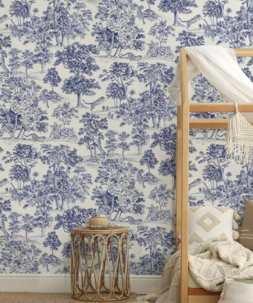 Papier peint panoramique Toile de Jouy aux tigres bleu marine : toile de Jouy aux tigres bleu marine dans une chambre d'enfant