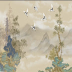 Papier peint panoramique Chinoiserie grues et montagnes sable : vue du motif, grues en vol, pins et rochers bleu-vert, montagnes dans la brume sur fond sable