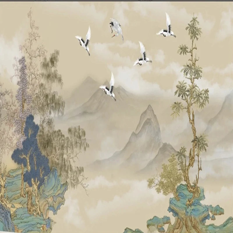Papier peint panoramique Chinoiserie grues et montagnes sable : vue du motif, grues en vol, pins et rochers bleu-vert, montagnes dans la brume sur fond sable