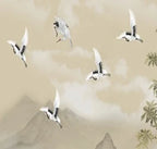 Papier peint panoramique Chinoiserie grues et montagnes sable : détail du motif, vol de grues blanches dans un ciel sable