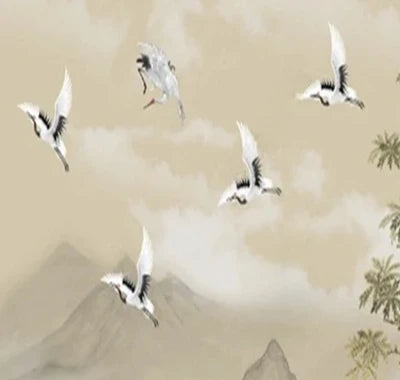 Papier peint panoramique Chinoiserie grues et montagnes sable : détail du motif, vol de grues blanches dans un ciel sable