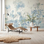 Papier peint panoramique Fleurs aquarelle bleu brume : fleurs et feuillages à l'aquarelle bleu brume et gris sur fond clair, derrière une chaise longue
